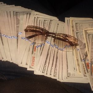 Meet your Posher, Roachie